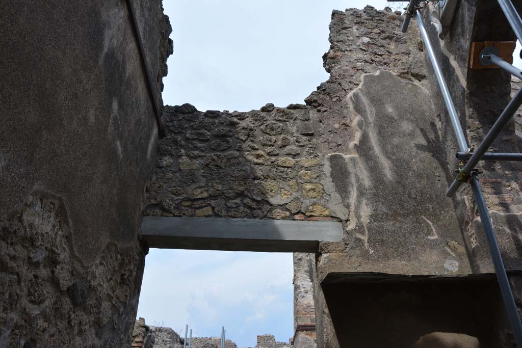 IX.5.2 Pompeii. May 2017. Room ‘w’, upper east wall.
Foto Christian Beck, ERC Grant 681269 DÉCOR.
