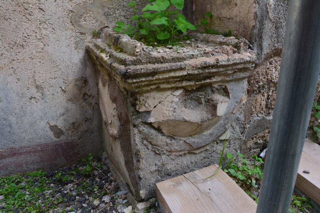 IX.5.2 Pompeii. March 2017. Room ‘w’, altar on south side of shrine in kitchen area.
Foto Christian Beck, ERC Grant 681269 DÉCOR.