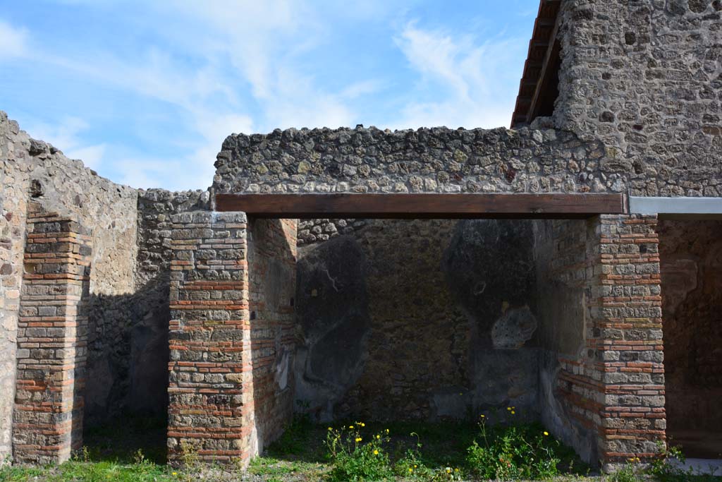 IX.5.2 Pompeii. March 2017. Room ‘e’, (in centre) on east side of atrium ‘b’.
Foto Christian Beck, ERC Grant 681269 DÉCOR.