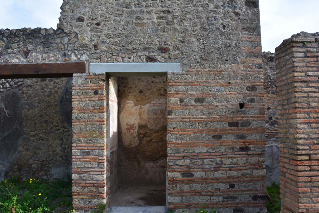 IX.5.2 Pompeii. March 2017. Atrium ‘b’, east side of atrium, doorway to room ‘e’, on left, and into room ‘c’, in centre.
Foto Christian Beck, ERC Grant 681269 DÉCOR.