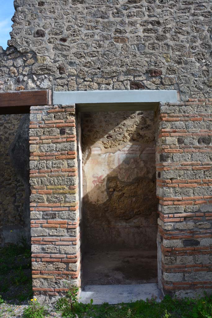 IX.5.2 Pompeii. March 2017. Room ‘c’, doorway on east side of atrium ‘b’.
Foto Christian Beck, ERC Grant 681269 DÉCOR.