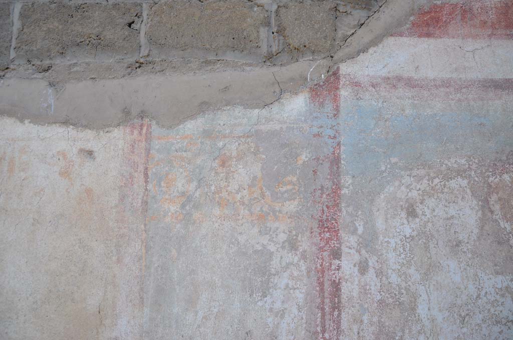 X.5.2 Pompeii. July 2017. Room ‘c’, detail from upper north wall at west end above painted figure.
Foto Annette Haug, ERC Grant 681269 DÉCOR