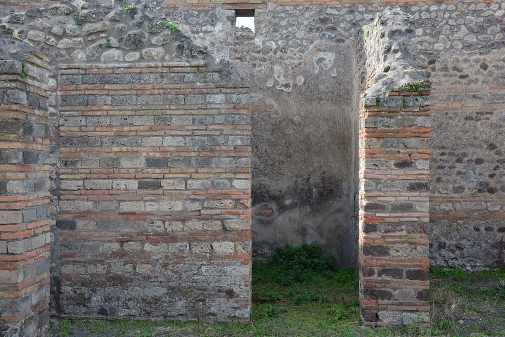 IX.5.2 Pompeii. March 2017. Room ‘g’, looking west towards doorway in south-west corner of atrium ‘b’.
Foto Christian Beck, ERC Grant 681269 DÉCOR.
