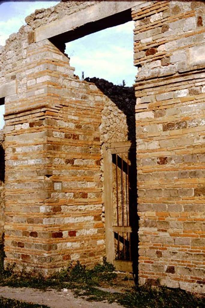 IX.5.2 Pompeii. 1964. Entrance doorway. Photo by Stanley A. Jashemski.
Source: The Wilhelmina and Stanley A. Jashemski archive in the University of Maryland Library, Special Collections (See collection page) and made available under the Creative Commons Attribution-Non Commercial License v.4. See Licence and use details.
J64f1255