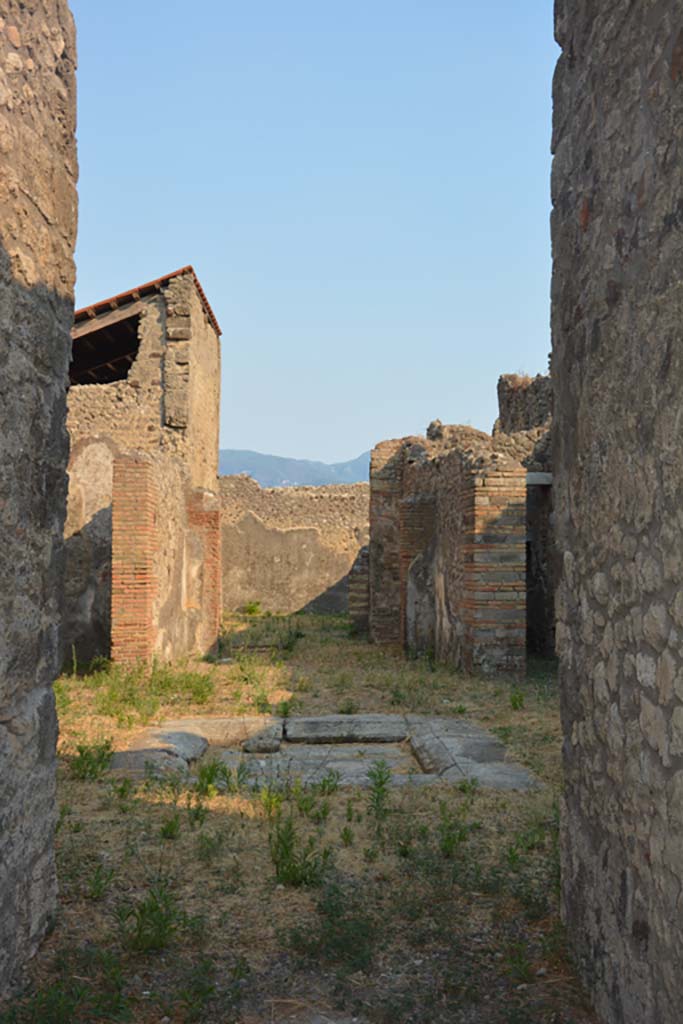 IX.5.2 Pompeii. July 2017.
Looking south across atrium (room ‘b’) from entrance corridor/fauces.
Foto Annette Haug, ERC Grant 681269 DÉCOR