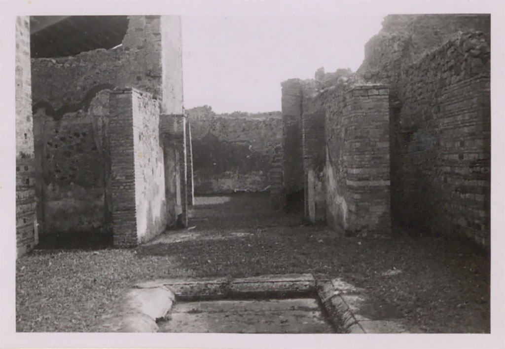 IX.5.2 Pompeii. Pre-1942. Looking south across impluvium in atrium towards tablinum.
According to Warscher,
this house did not have an official name but amongst the custodians it was known as the House of Achilles or the house with the dog’s kennel.
(La casa non ha il nome ufficiale ma fra i custodi era conosciuta come la Casa d’Achille o la casa con la cuccia del cane.)
See Warscher, T. 1942. Catalogo illustrato degli affreschi del Museo Nazionale di Napoli. Sala LXXX. Vol.2. Rome, Swedish Institute.
DAIR 40.807. Photo © Deutsches Archäologisches Institut, Abteilung Rom, Arkiv.