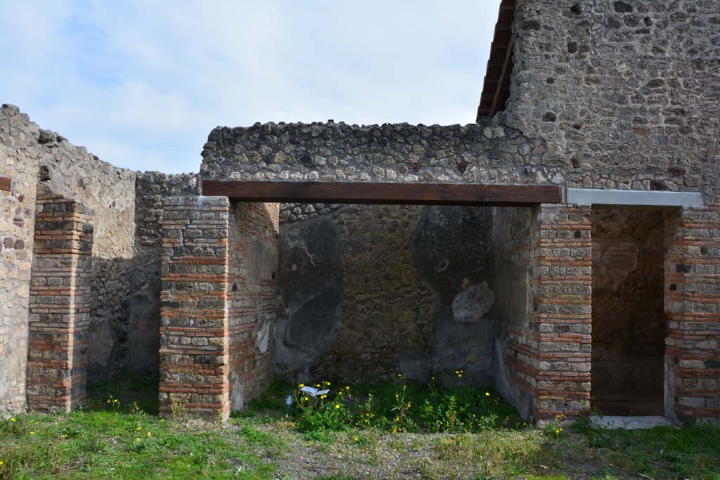 IX.5.2 Pompeii. March 2017. Atrium ‘b’, looking towards east side, with doorways to rooms ‘d’, ‘e’ (in centre) and room ‘c’.
Foto Christian Beck, ERC Grant 681269 DÉCOR.