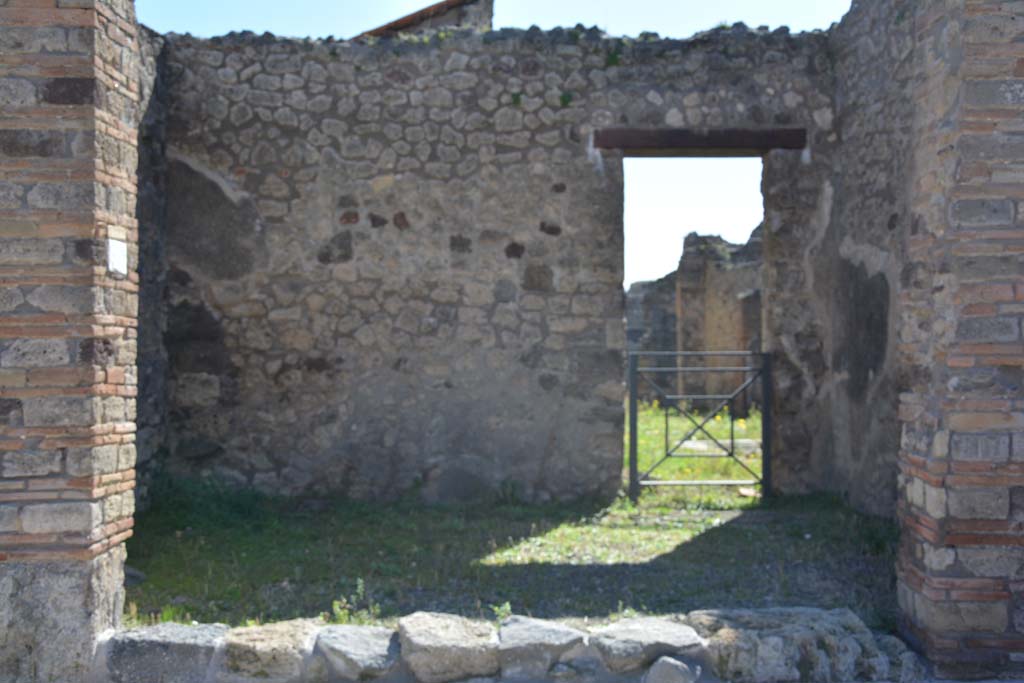 IX.5.3 Pompeii. March 2017. Looking across entrance doorway towards south wall.  
Foto Christian Beck, ERC Grant 681269 DÉCOR.
