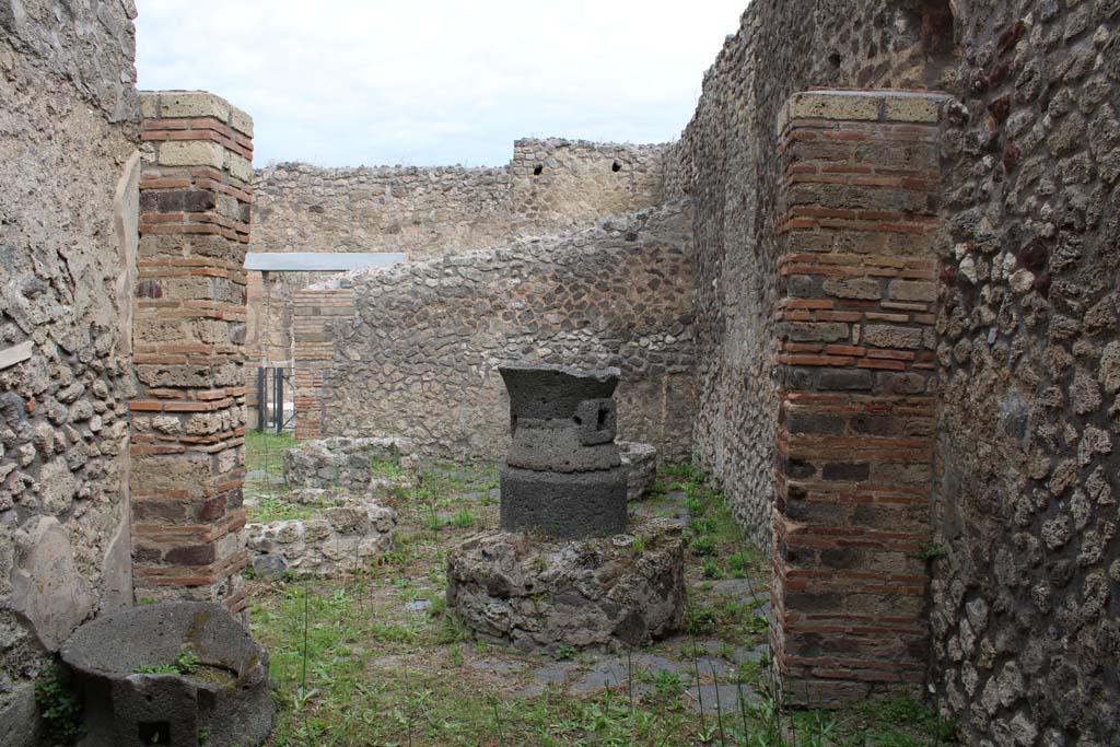 IX.5.4 Pompeii. March 2019. Room c, looking north into bakery room b.
Foto Christian Beck, ERC Grant 681269 DÉCOR.