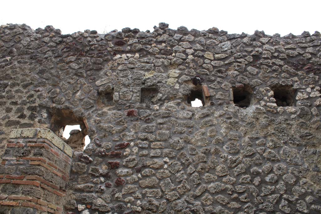 IX.5.4 Pompeii. March 2019. Room c, upper east wall with holes for support beams for an upper floor.
Foto Christian Beck, ERC Grant 681269 DÉCOR.