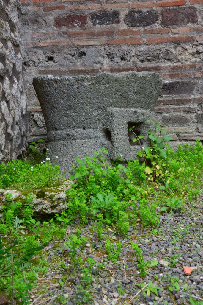 IX.5.4 Pompeii. March 2017. Room c, detail of fragment of mill in south-east corner.
Foto Christian Beck, ERC Grant 681269 DÉCOR.