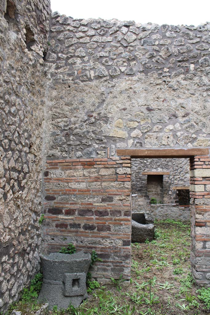 IX.5.4 Pompeii. March 2019.
Room c, south wall at east end, looking south through doorway into room d.
Foto Christian Beck, ERC Grant 681269 DÉCOR.
