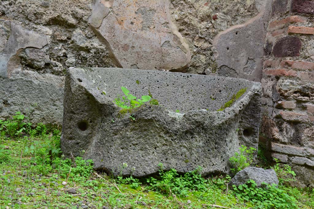 IX.5.4 Pompeii. March 2017. Room c, fragment of mill in north-west corner.
Foto Christian Beck, ERC Grant 681269 DÉCOR.