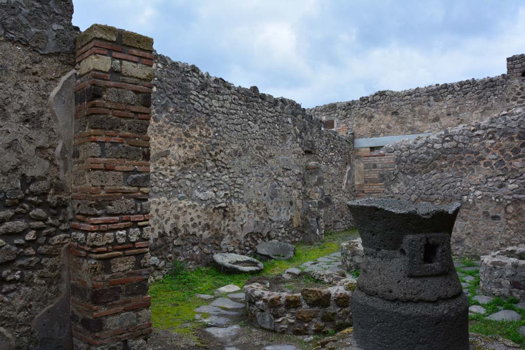 IX.5.4 Pompeii. March 2017. Room c, looking north-west across room b.
Foto Christian Beck, ERC Grant 681269 DÉCOR.