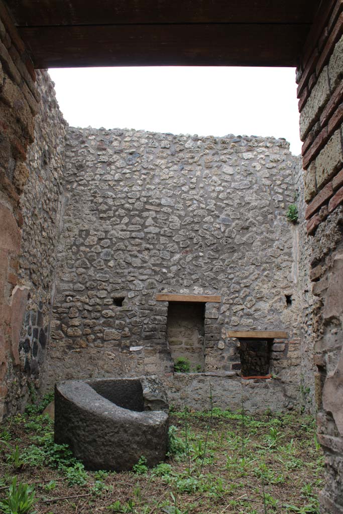 IX.5.4 Pompeii. March 2019. Room d, looking south through doorway from room c.
Foto Christian Beck, ERC Grant 681269 DÉCOR