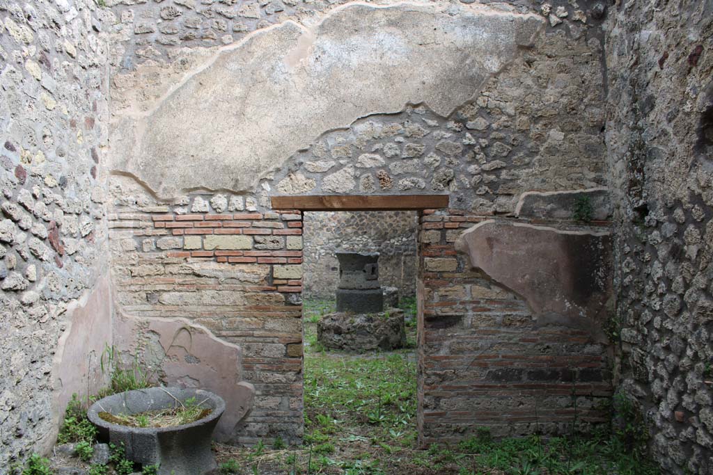 IX.5.4 Pompeii. March 2019. Room d, north wall with doorway to room c.
Foto Christian Beck, ERC Grant 681269 DÉCOR.