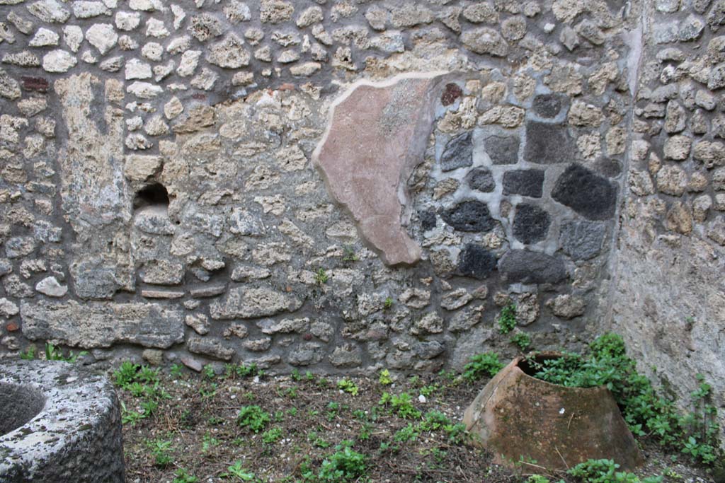 IX.5.4 Pompeii. March 2019. Room d, east wall at south end.
Foto Christian Beck, ERC Grant 681269 DÉCOR.