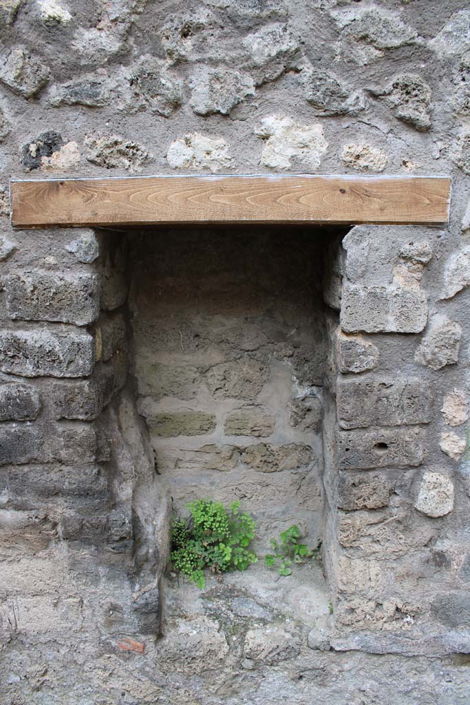 IX.5.4 Pompeii. March 2019. Room d, recess in south wall.
Foto Christian Beck, ERC Grant 681269 DÉCOR.