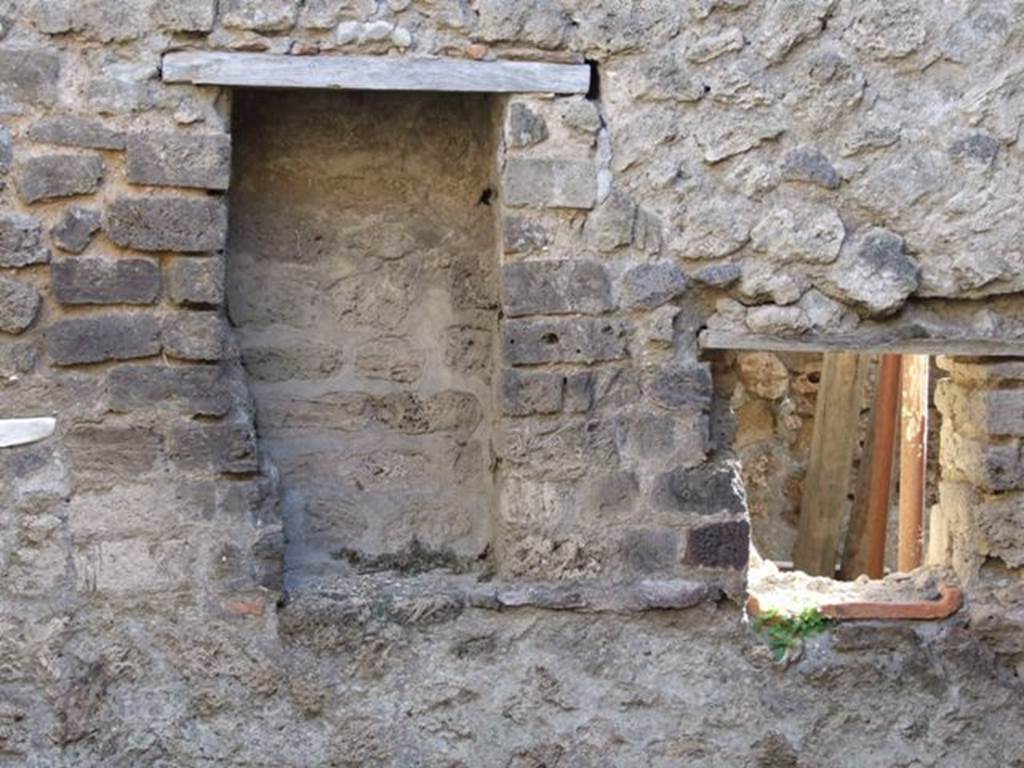 IX.5.4 Pompeii. December 2007.
Room d, south wall in bakery area, recess and window or hatch for access to the side of the oven, in the next room, room f.