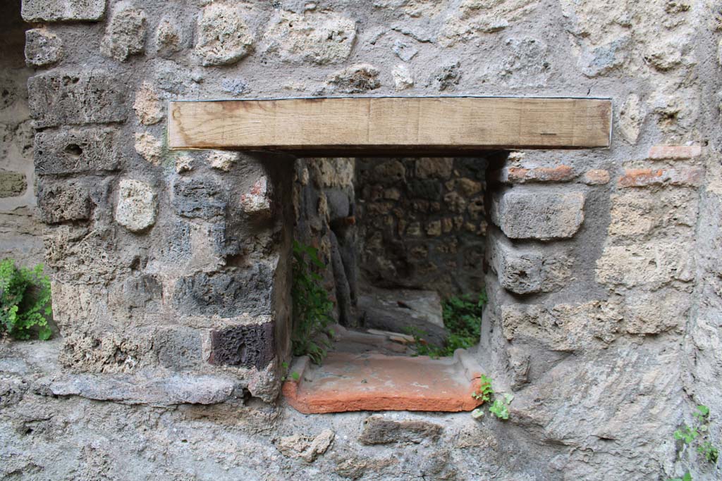 IX.5.4 Pompeii. March 2019. Room d, recess linking to the oven in room f, the top made from a tile.
Foto Christian Beck, ERC Grant 681269 DÉCOR.