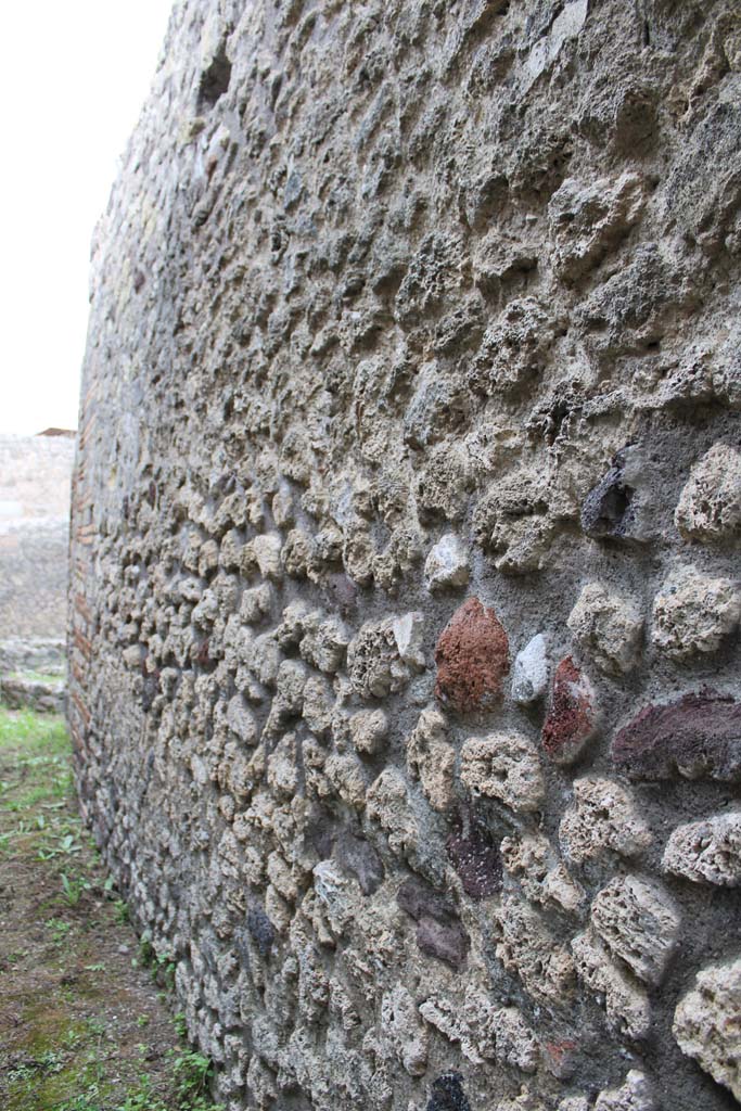 IX.5.4 Pompeii. March 2019. Room e, looking north along east wall.
Foto Christian Beck, ERC Grant 681269 DCOR.

