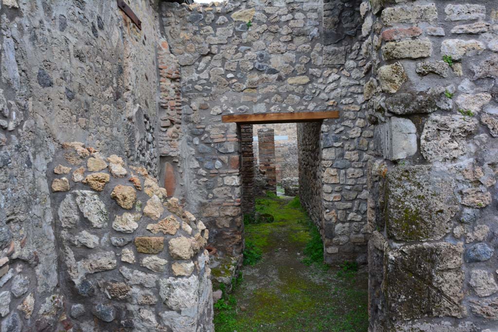 IX.5.4 Pompeii. March 2017. Room f, looking north through doorway from room g.
Foto Christian Beck, ERC Grant 681269 DÉCOR.