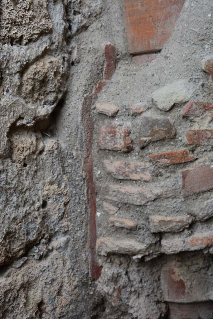 IX.5.4 Pompeii. March 2017.
Room f, detail of remaining painted plaster on west wall at base of terracotta downpipe.
Foto Christian Beck, ERC Grant 681269 DÉCOR.