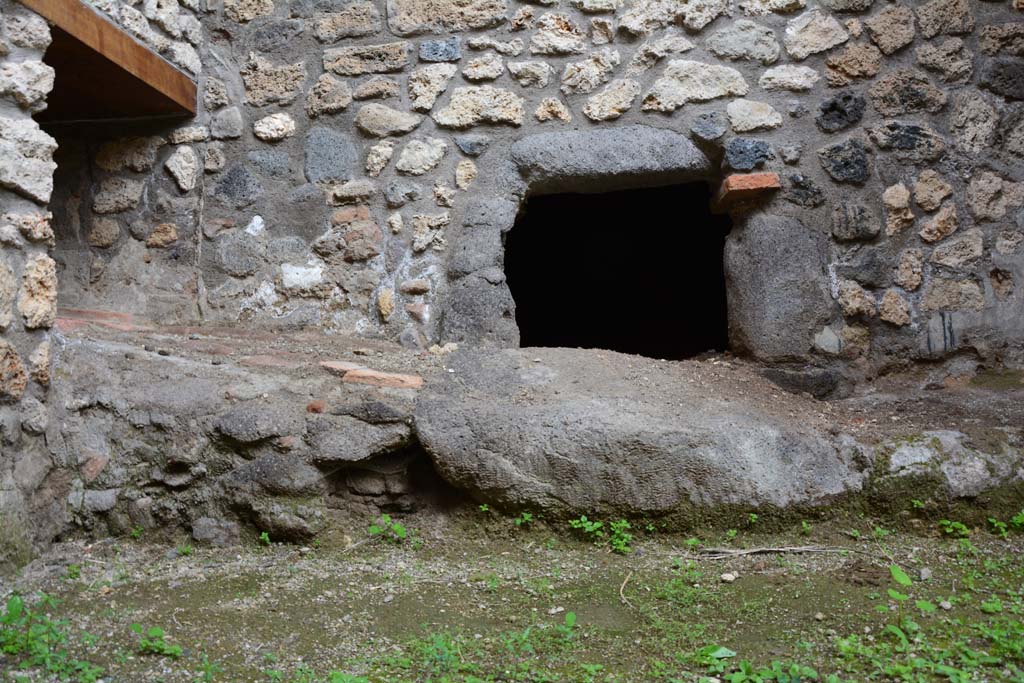 IX.5.4 Pompeii. March 2017. Room f, oven on east side, with rear of recess from room c, on left, at north end.
Foto Christian Beck, ERC Grant 681269 DÉCOR.