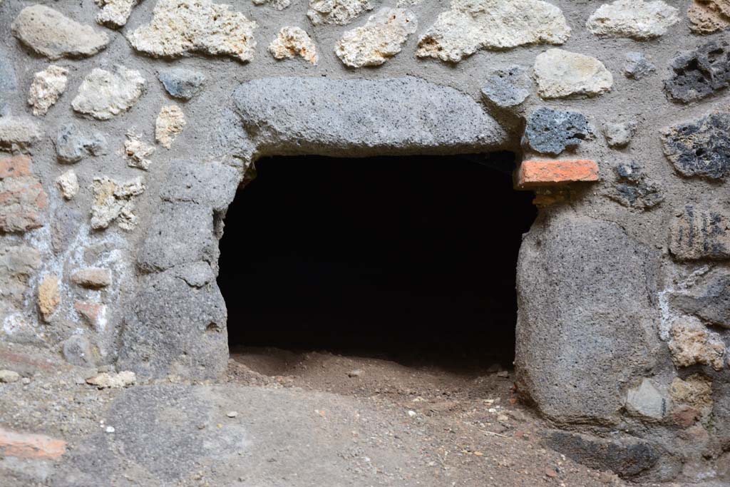 IX.5.4 Pompeii. March 2017. Room f, lava oven-mouth.
Foto Christian Beck, ERC Grant 681269 DÉCOR.