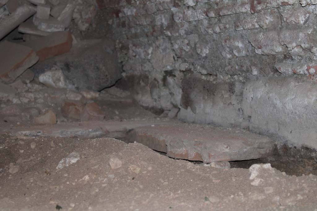 IX.5.4 Pompeii. March 2019. Room f, detail from south-east corner in oven.
Foto Christian Beck, ERC Grant 681269 DÉCOR.