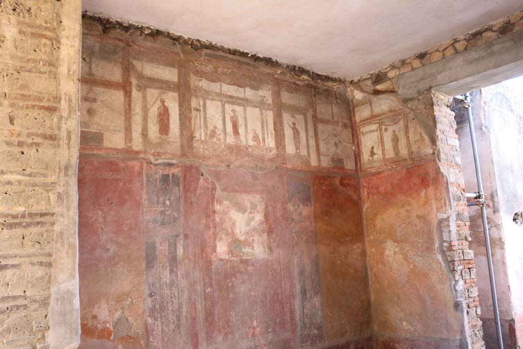 IX.5.6 Pompeii. February 2020.
Room 10, west wall of tablinum, looking north-west through window from room 9. Photo courtesy of Aude Durand.