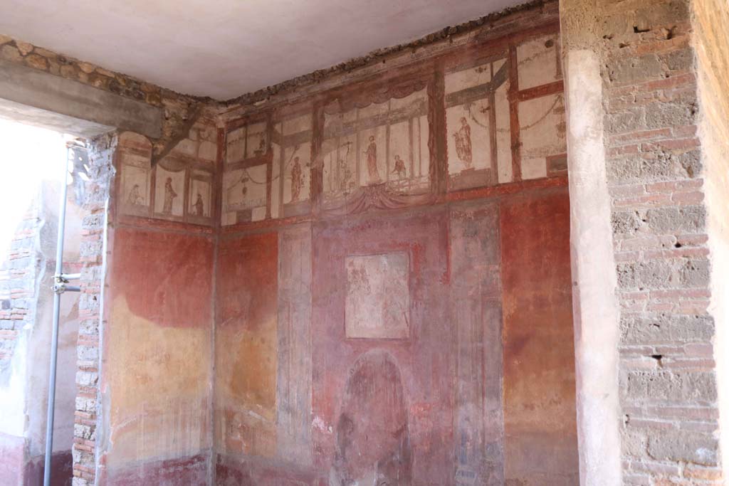 IX.5.6 Pompeii. February 2020.
Room 10, east wall of tablinum, looking north-east through window from room 9. Photo courtesy of Aude Durand.