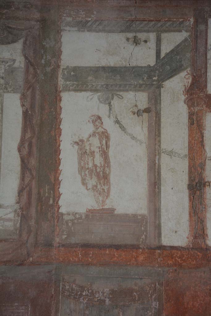 IX.5.6 Pompeii. May 2017.
Room i, upper wall, detail of figure on south side of central panel.
Foto Christian Beck, ERC Grant 681269 DÉCOR.