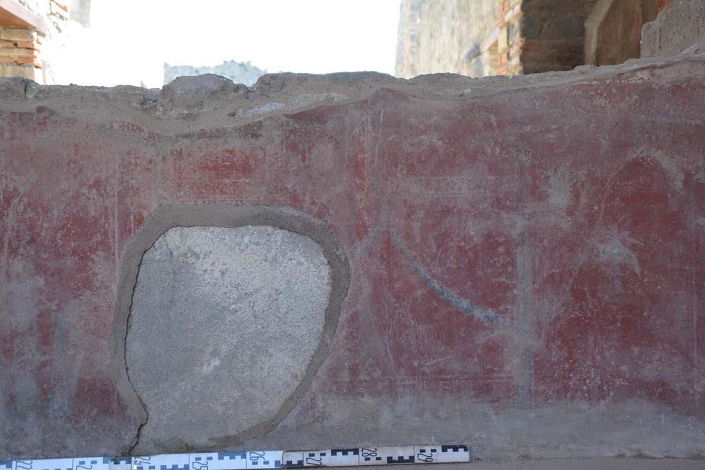 IX.5.6 Pompeii. May 2017. Room i, centre of zoccolo on south wall below window.
Foto Christian Beck, ERC Grant 681269 DÉCOR.
