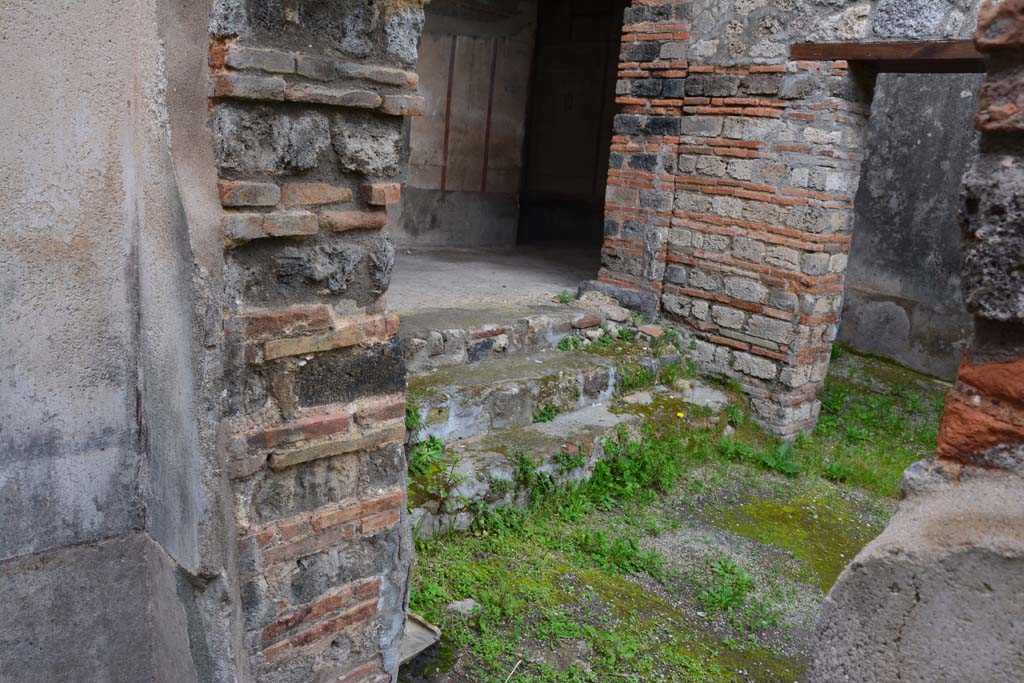 IX.5.6 Pompeii. March 2017. Room n, steps at north end leading up to room l (L).
Foto Christian Beck, ERC Grant 681269 DÉCOR.