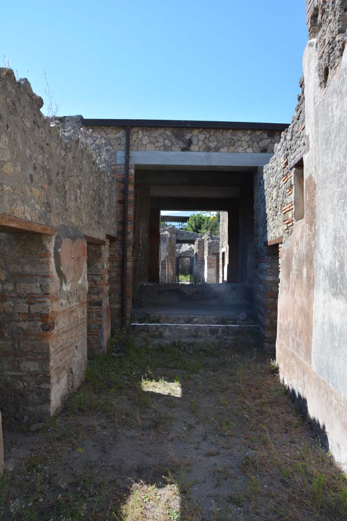 IX.5.6 Pompeii. May 2017.
Room n, looking north towards steps to room l (L), and through tablinum towards entrance doorway.
Foto Christian Beck, ERC Grant 681269 DÉCOR.