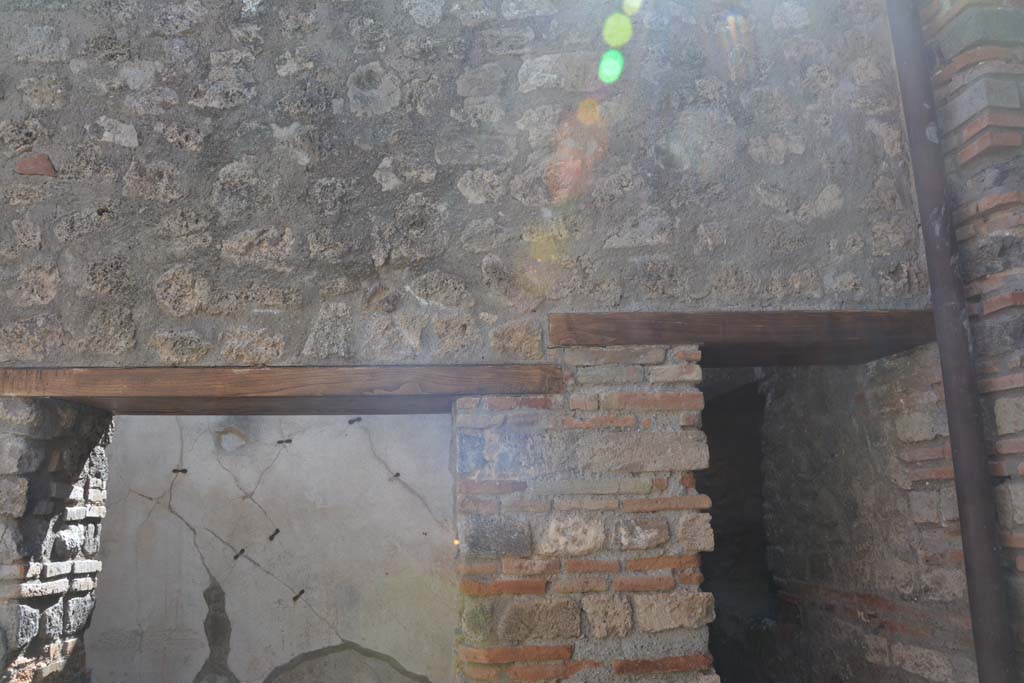IX.5.6 Pompeii. May 2017. Room n, west side, above doorways to rooms v and m.
Foto Christian Beck, ERC Grant 681269 DÉCOR.