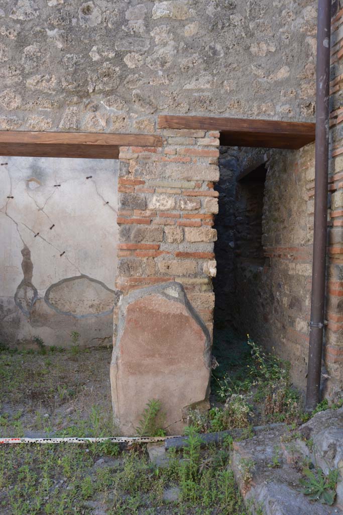 IX.5.6 Pompeii. May 2017. Room n, west side at north end, wall division between rooms v and m.
Foto Christian Beck, ERC Grant 681269 DÉCOR.