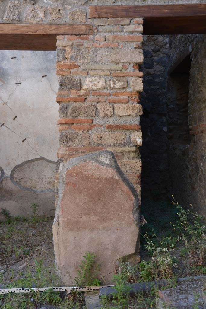 IX.5.6 Pompeii. May 2017. Room n, west side at north end, detail of wall division between rooms v and m.
Foto Christian Beck, ERC Grant 681269 DÉCOR.