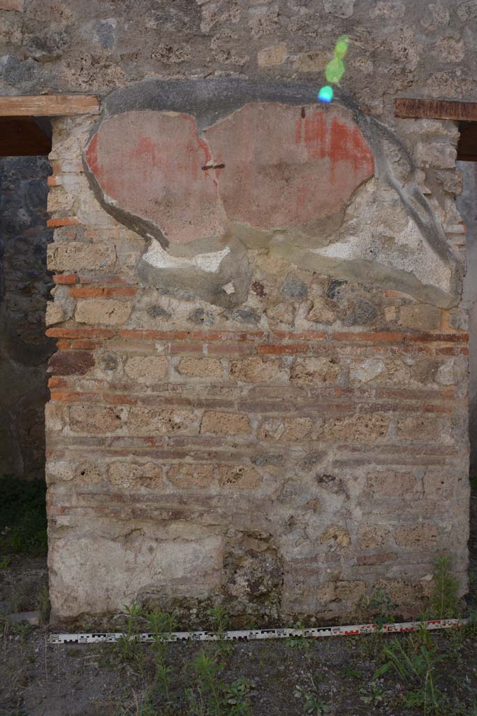 IX.5.6 Pompeii. May 2017.
Room n, west side, dividing wall between doorways to room t, on left, and room r, on right.
Foto Christian Beck, ERC Grant 681269 DÉCOR.