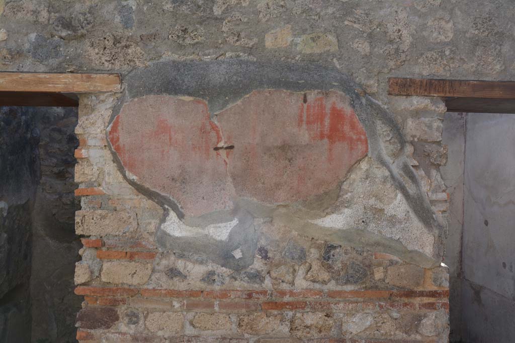 IX.5.6 Pompeii. May 2017. Room n, west side, detail of remaining plaster between rooms t and r.
Foto Christian Beck, ERC Grant 681269 DÉCOR.