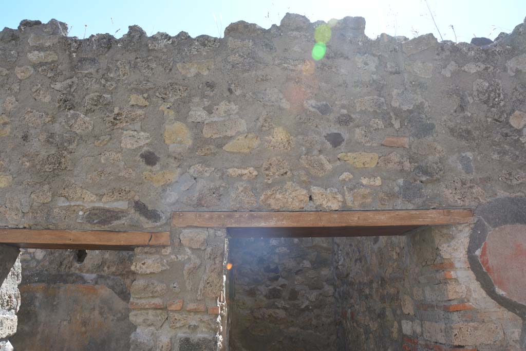 IX.5.6 Pompeii. May 2017. Room n, west side, upper wall above doorways to rooms s and t.
Foto Christian Beck, ERC Grant 681269 DÉCOR.