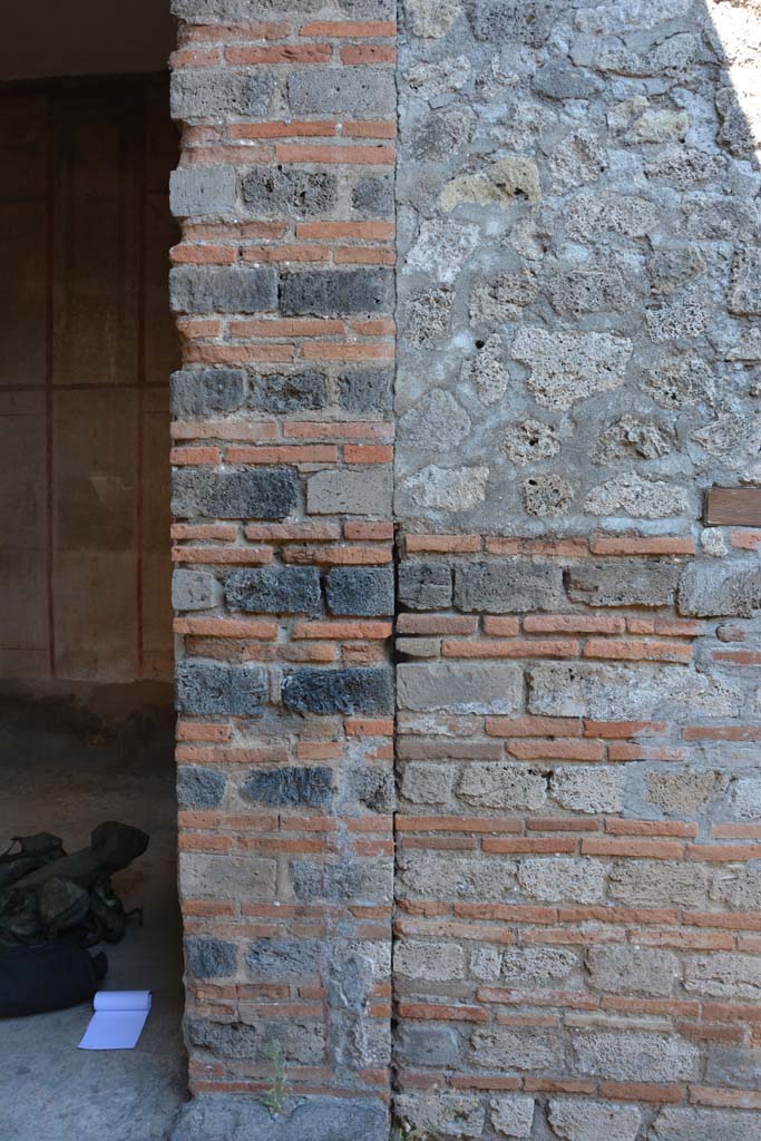 IX.5.6 Pompeii. May 2017. Room n, looking east towards wall on south side of room l (L).
Foto Christian Beck, ERC Grant 681269 DÉCOR.