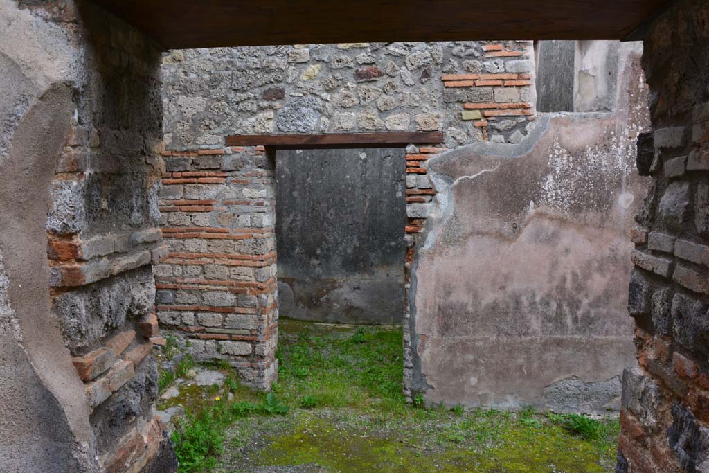 IX.5.6 Pompeii. March 2017. Room o, looking east towards doorway from across room n.
Foto Christian Beck, ERC Grant 681269 DÉCOR.