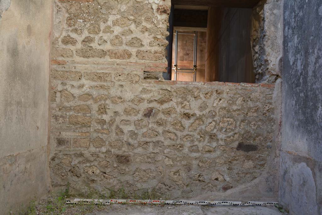 IX.5.6 Pompeii. May 2017. Room o, lower north wall with window into room l (L).
Foto Christian Beck, ERC Grant 681269 DÉCOR.