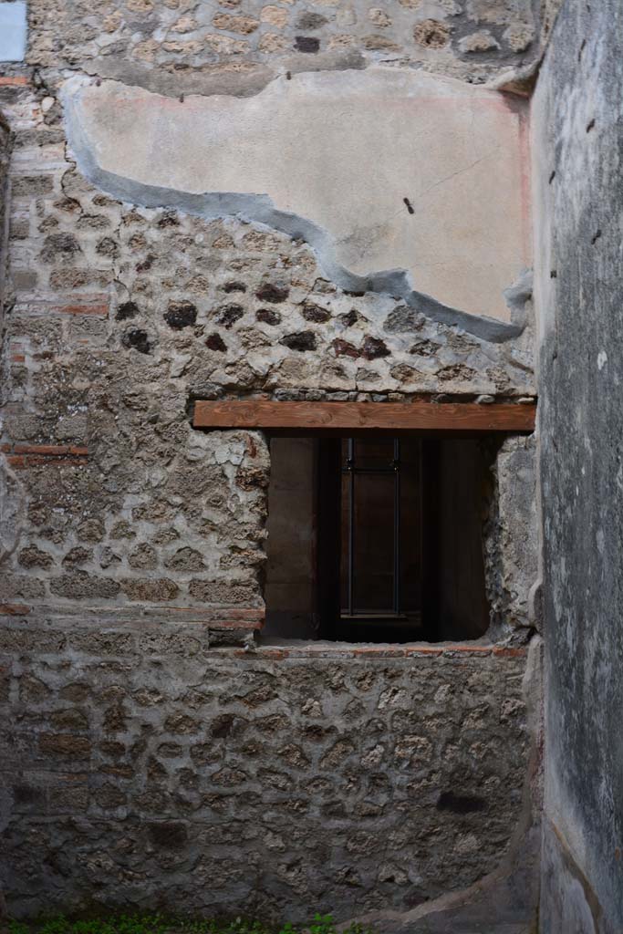 IX.5.6 Pompeii. March 2017. Room o, north wall with window in north-east corner.
Foto Christian Beck, ERC Grant 681269 DÉCOR.