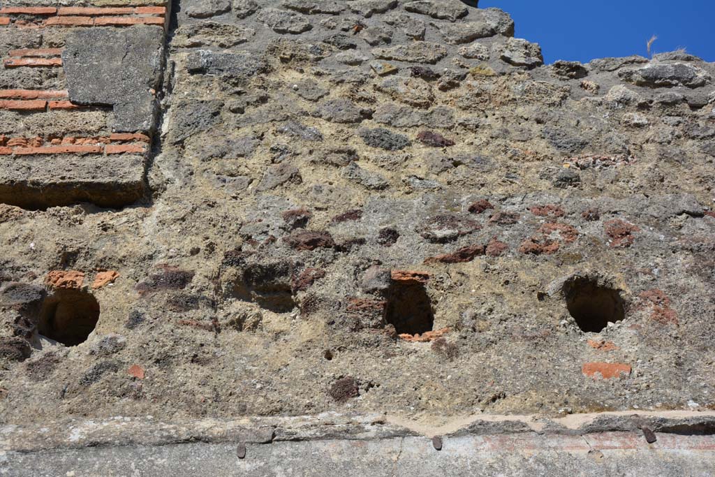 IX.5.6 Pompeii. May 2017. Room o, detail from upper east wall, with holes for support beams for an upper floor.
Foto Christian Beck, ERC Grant 681269 DÉCOR.