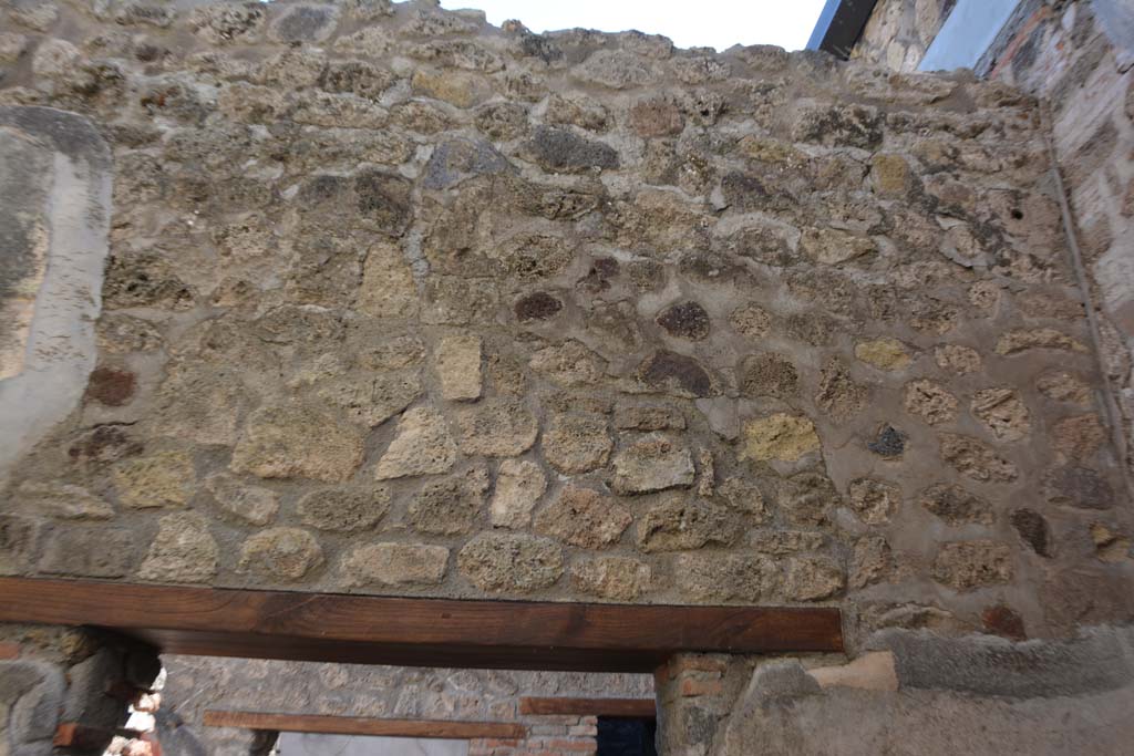 IX.5.6 Pompeii. May 2017. Room o, upper west wall above doorway.
Foto Christian Beck, ERC Grant 681269 DÉCOR.
