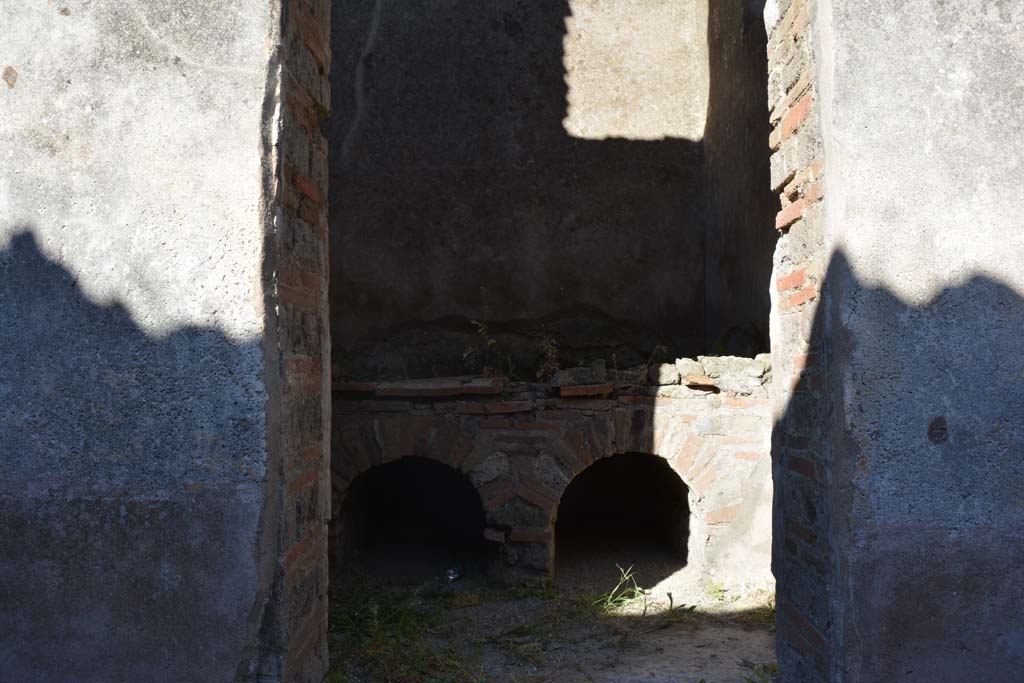 IX.5.6 Pompeii. May 2017. Room p, looking east through doorway.
Foto Christian Beck, ERC Grant 681269 DÉCOR.