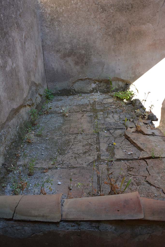 IX.5.6 Pompeii. May 2017.
Room p, looking south along hearth/bench towards south-east corner.
Foto Christian Beck, ERC Grant 681269 DÉCOR.